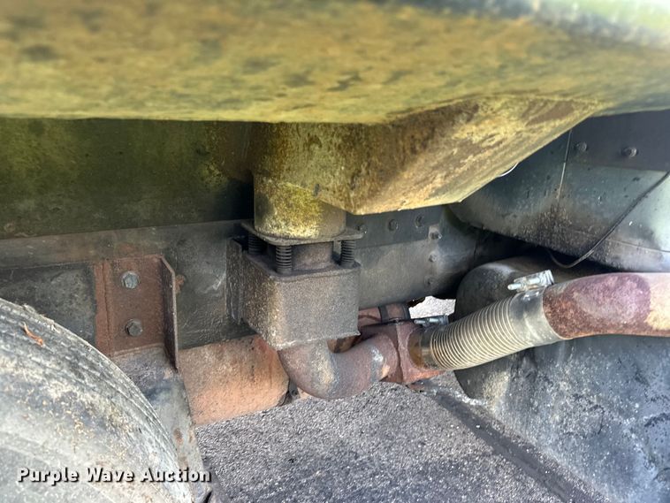 image for item LR9404 1999 International  F4900 dump truck