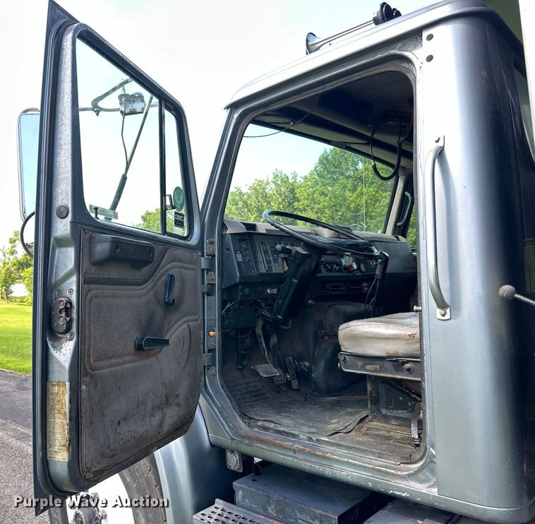 image for item LR9404 1999 International  F4900 dump truck