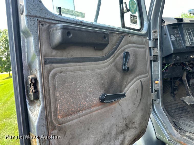 image for item LR9404 1999 International  F4900 dump truck