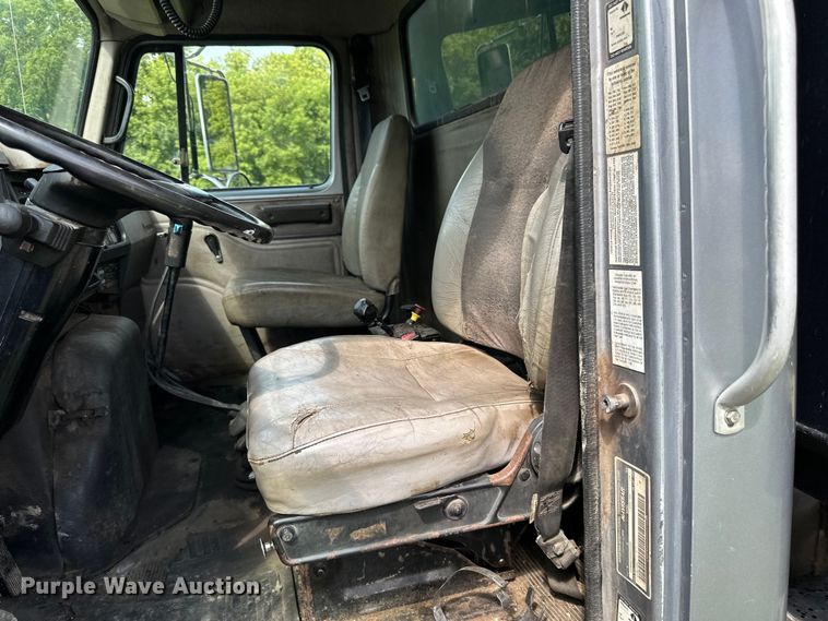 image for item LR9404 1999 International  F4900 dump truck