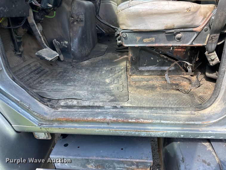 image for item LR9404 1999 International  F4900 dump truck