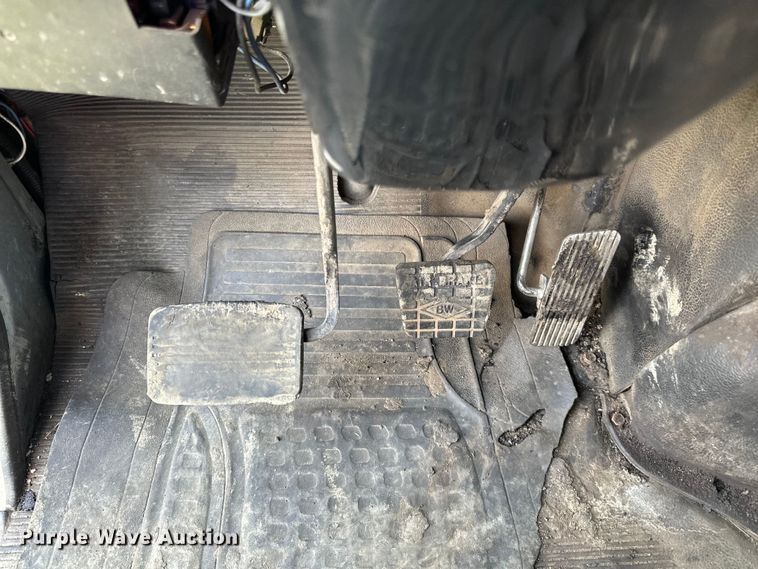 image for item LR9404 1999 International  F4900 dump truck