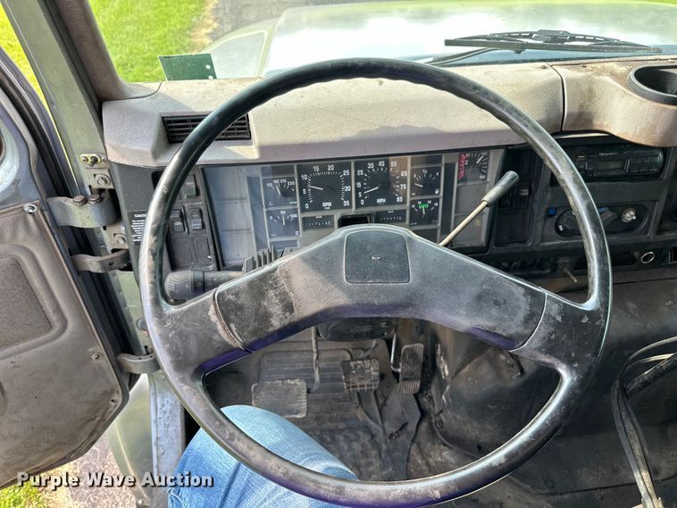 image for item LR9404 1999 International  F4900 dump truck