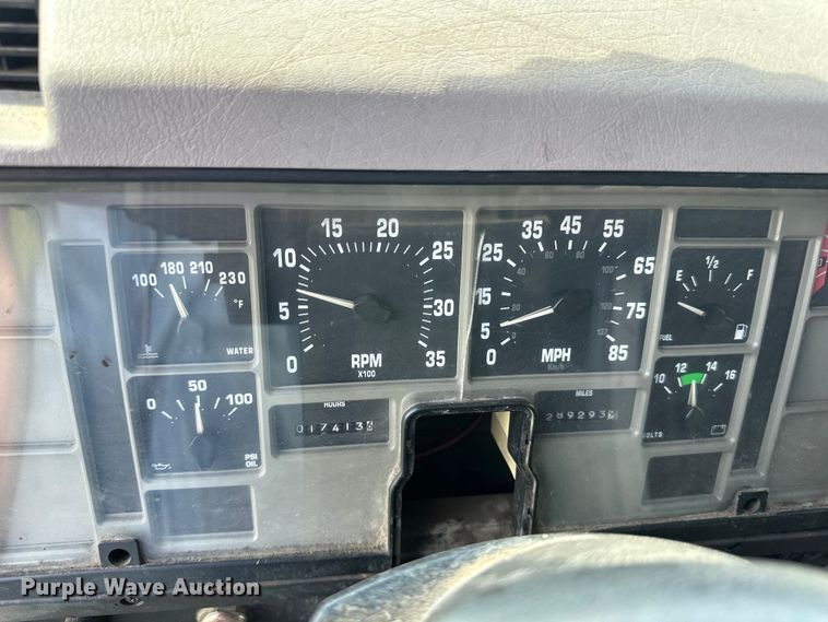 image for item LR9404 1999 International  F4900 dump truck