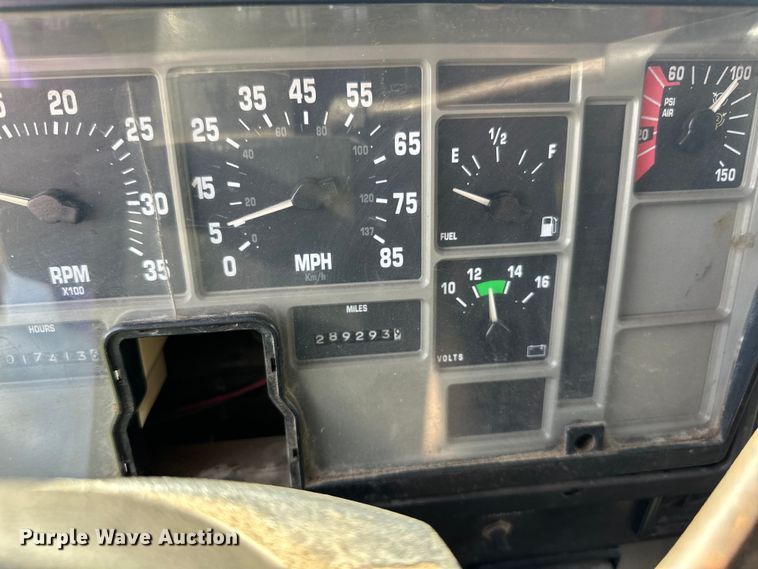 image for item LR9404 1999 International  F4900 dump truck