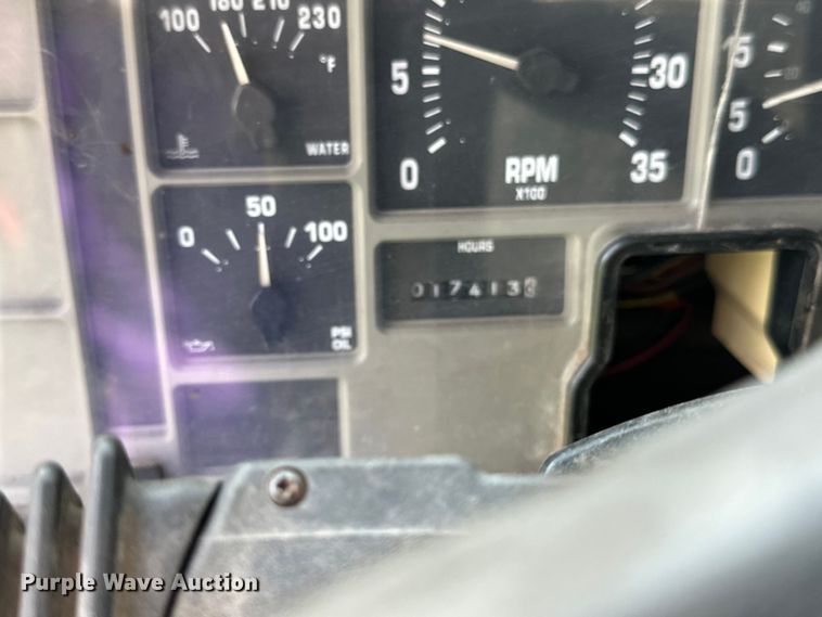 image for item LR9404 1999 International  F4900 dump truck