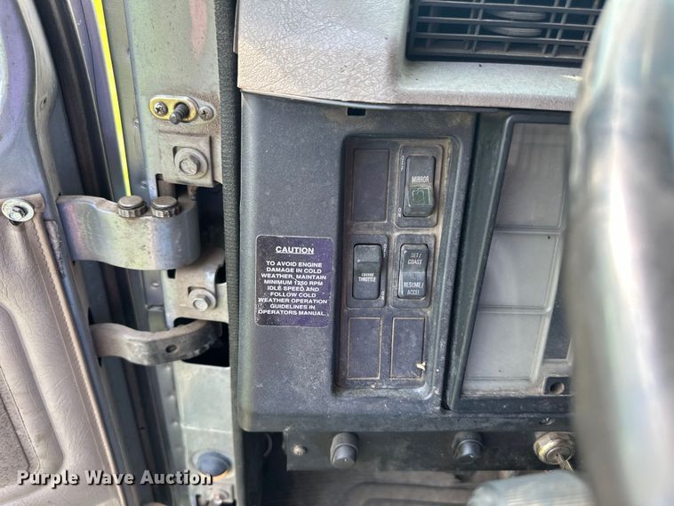 image for item LR9404 1999 International  F4900 dump truck