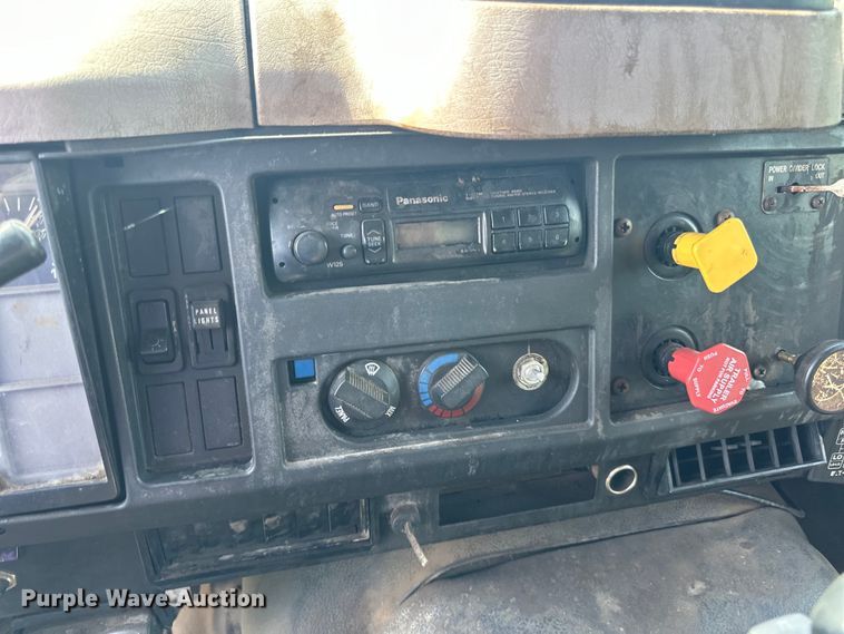 image for item LR9404 1999 International  F4900 dump truck