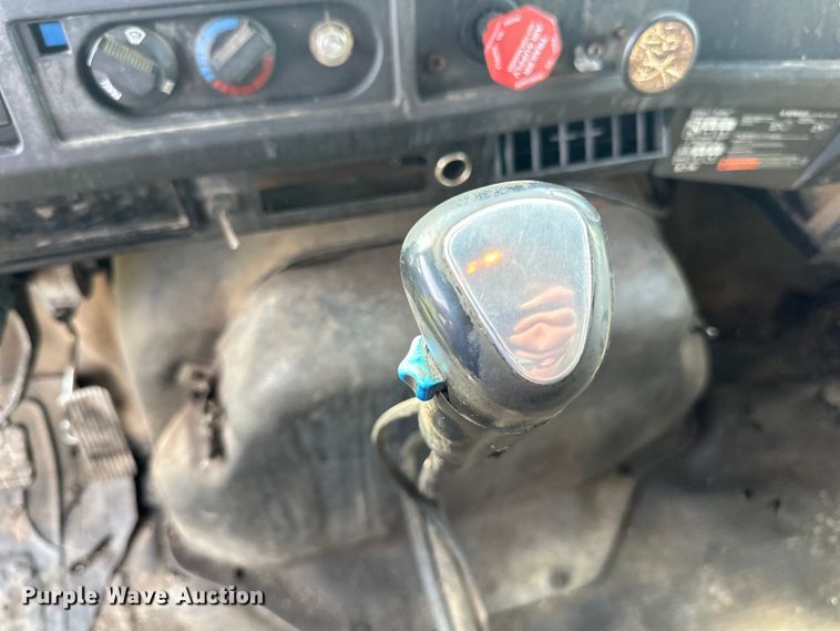 image for item LR9404 1999 International  F4900 dump truck