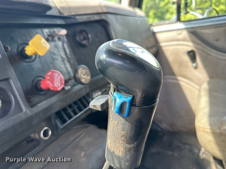 image for item LR9404 1999 International  F4900 dump truck