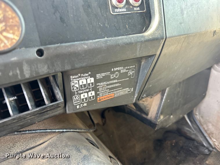 image for item LR9404 1999 International  F4900 dump truck