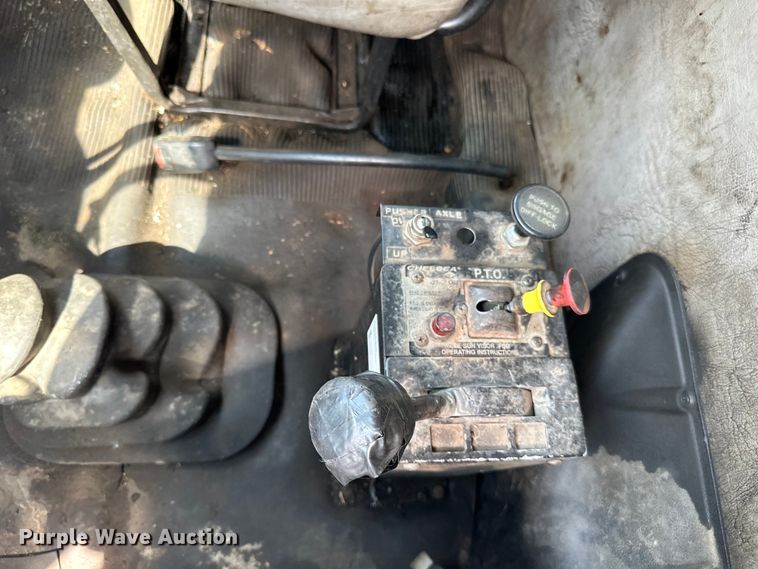 image for item LR9404 1999 International  F4900 dump truck