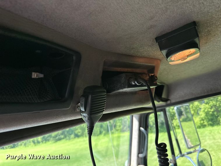 image for item LR9404 1999 International  F4900 dump truck