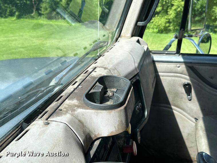 image for item LR9404 1999 International  F4900 dump truck