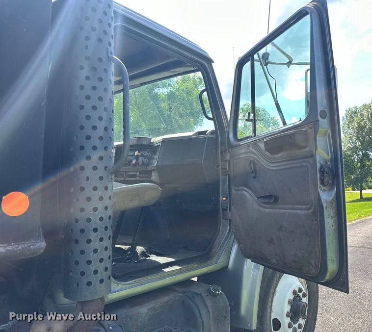 image for item LR9404 1999 International  F4900 dump truck