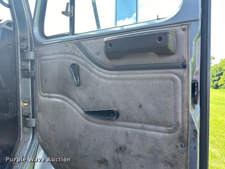 image for item LR9404 1999 International  F4900 dump truck