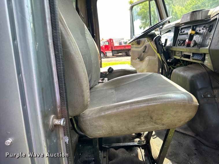 image for item LR9404 1999 International  F4900 dump truck