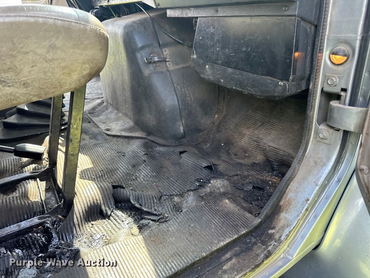 image for item LR9404 1999 International  F4900 dump truck