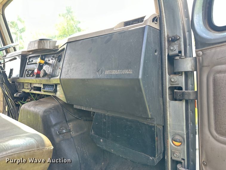 image for item LR9404 1999 International  F4900 dump truck