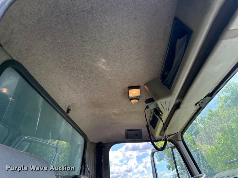 image for item LR9404 1999 International  F4900 dump truck