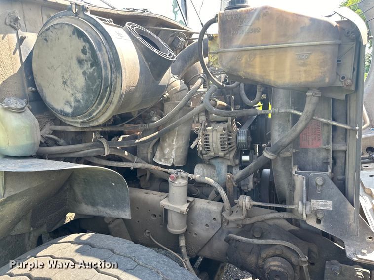 image for item LR9404 1999 International  F4900 dump truck