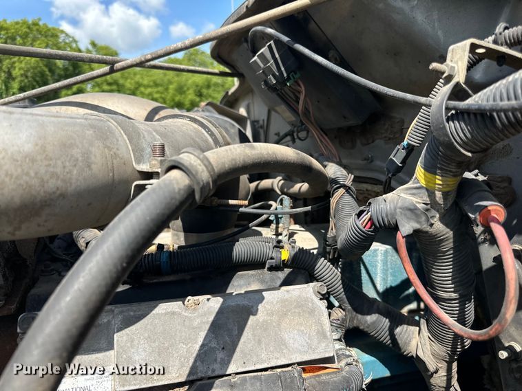 image for item LR9404 1999 International  F4900 dump truck