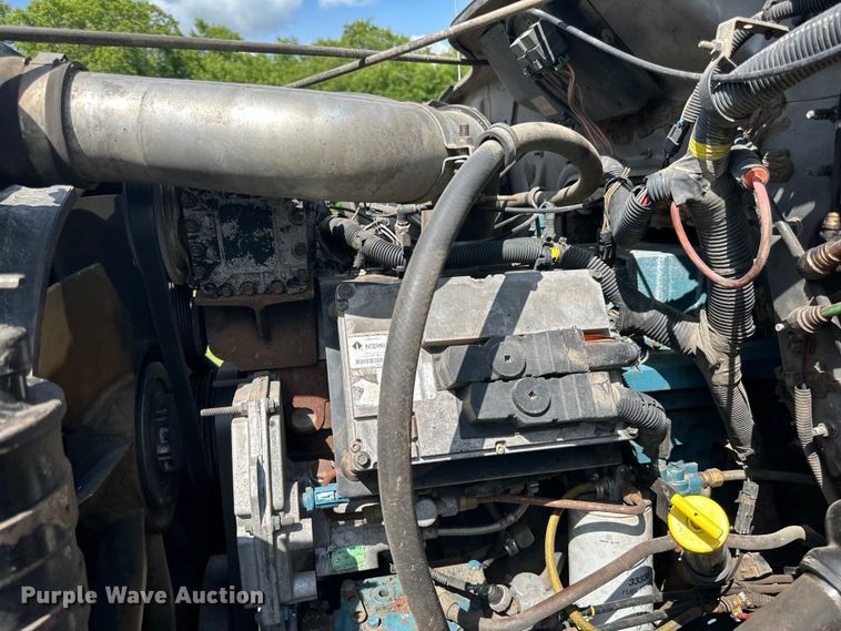 image for item LR9404 1999 International  F4900 dump truck