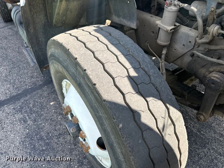 image for item LR9404 1999 International  F4900 dump truck