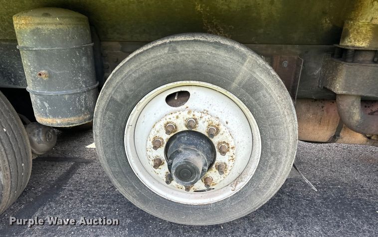 image for item LR9404 1999 International  F4900 dump truck