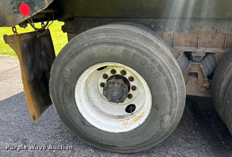 image for item LR9404 1999 International  F4900 dump truck