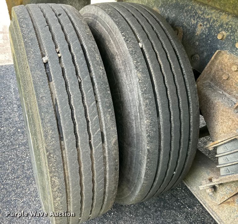 image for item LR9404 1999 International  F4900 dump truck