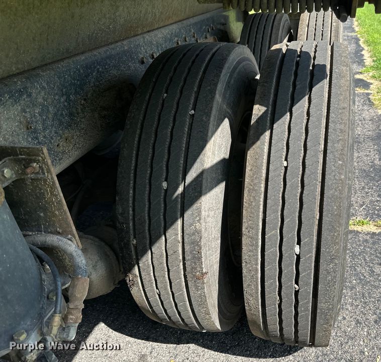 image for item LR9404 1999 International  F4900 dump truck