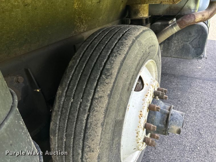 image for item LR9404 1999 International  F4900 dump truck