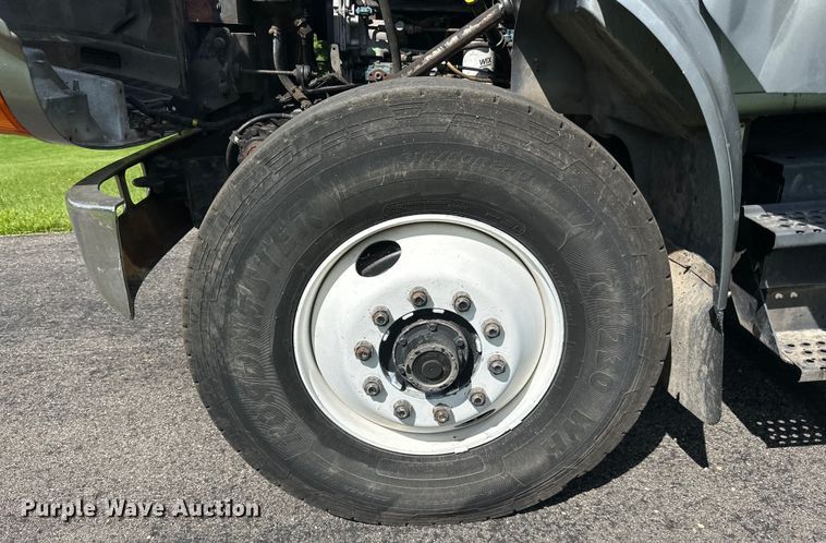 image for item LR9404 1999 International  F4900 dump truck