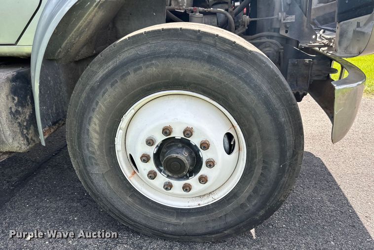 image for item LR9404 1999 International  F4900 dump truck