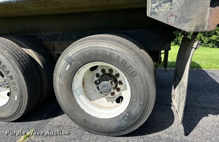 image for item LR9404 1999 International  F4900 dump truck