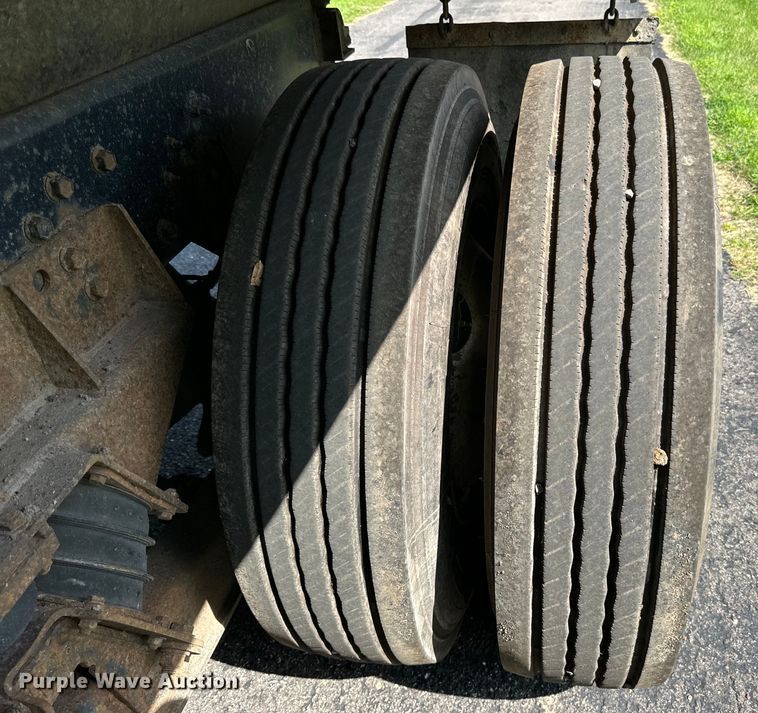 image for item LR9404 1999 International  F4900 dump truck