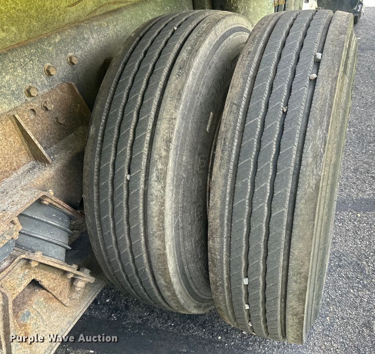 image for item LR9404 1999 International  F4900 dump truck