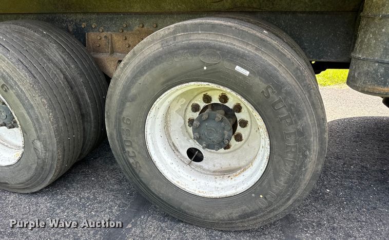 image for item LR9404 1999 International  F4900 dump truck