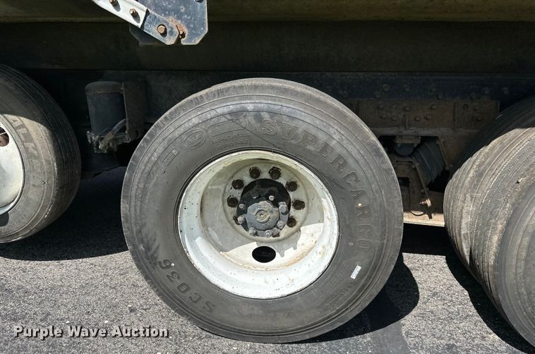 image for item LR9404 1999 International  F4900 dump truck