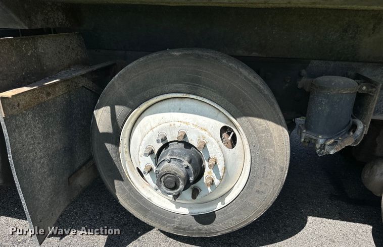 image for item LR9404 1999 International  F4900 dump truck