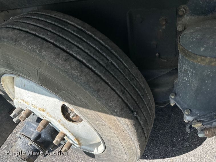 image for item LR9404 1999 International  F4900 dump truck