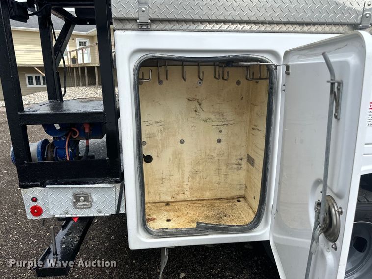 image for item LR9427 2013 Ford  F550 bucket truck