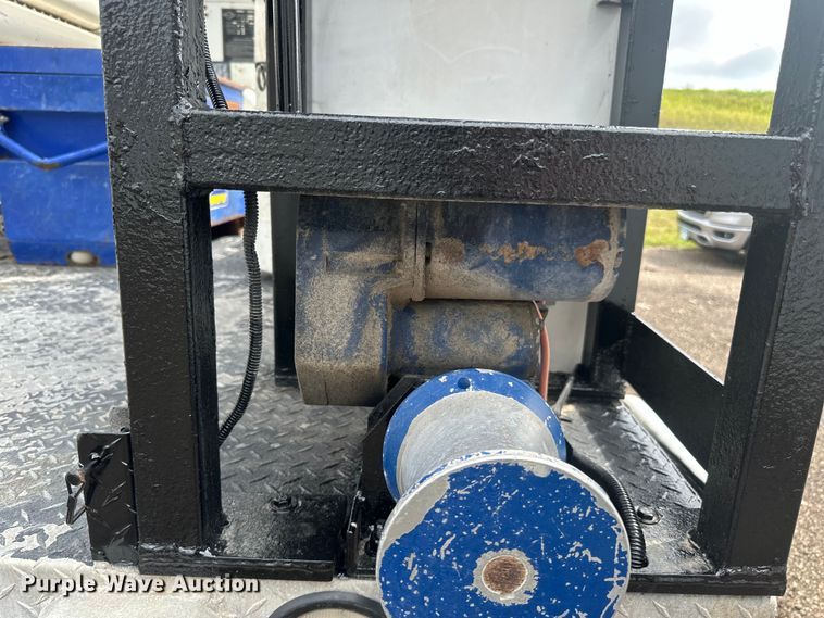 image for item LR9427 2013 Ford  F550 bucket truck