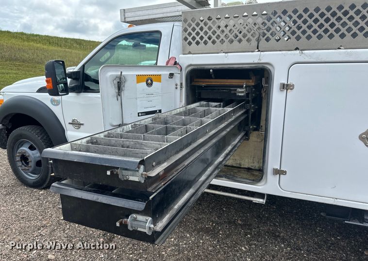 image for item LR9427 2013 Ford  F550 bucket truck