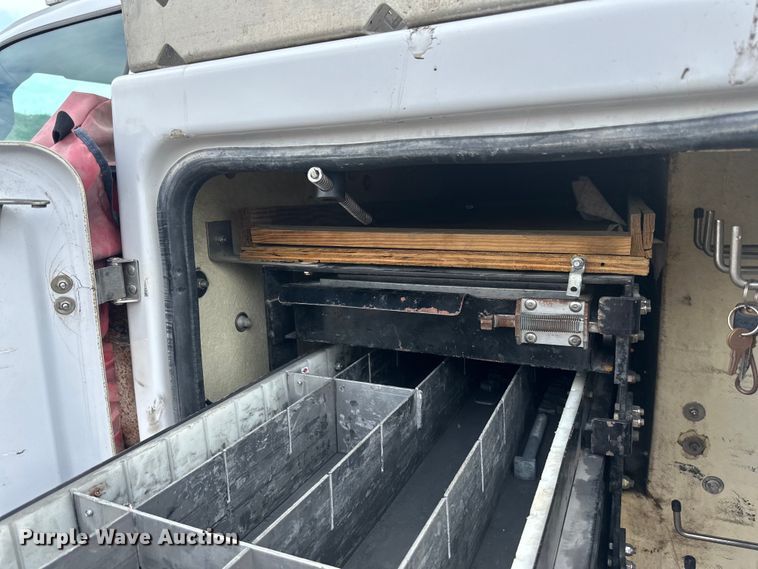 image for item LR9427 2013 Ford  F550 bucket truck