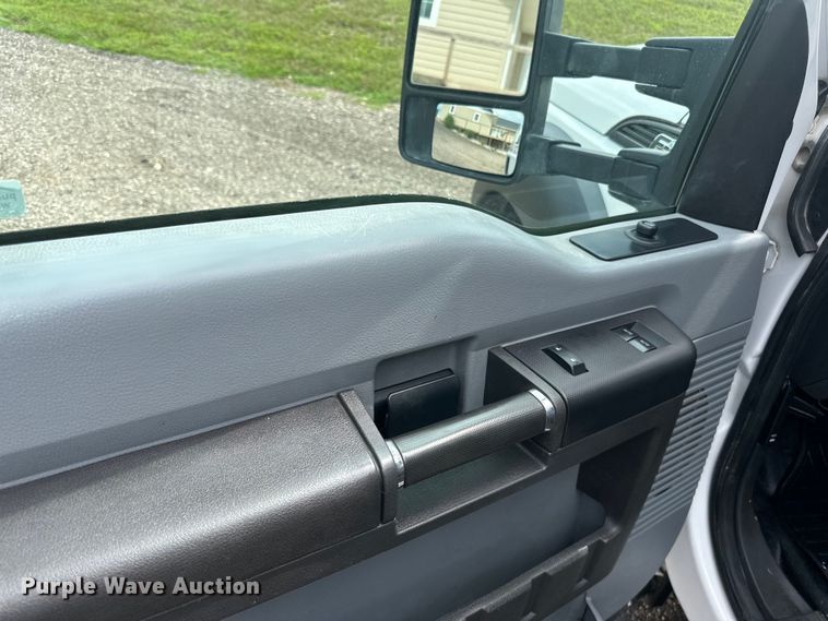 image for item LR9427 2013 Ford  F550 bucket truck