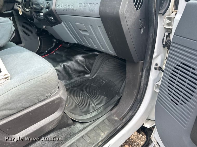 image for item LR9427 2013 Ford  F550 bucket truck