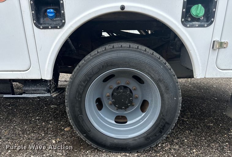 image for item LR9427 2013 Ford  F550 bucket truck