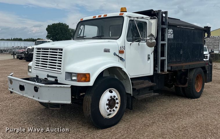 image for item LR9428 1999 International 4900 asphalt patch truck